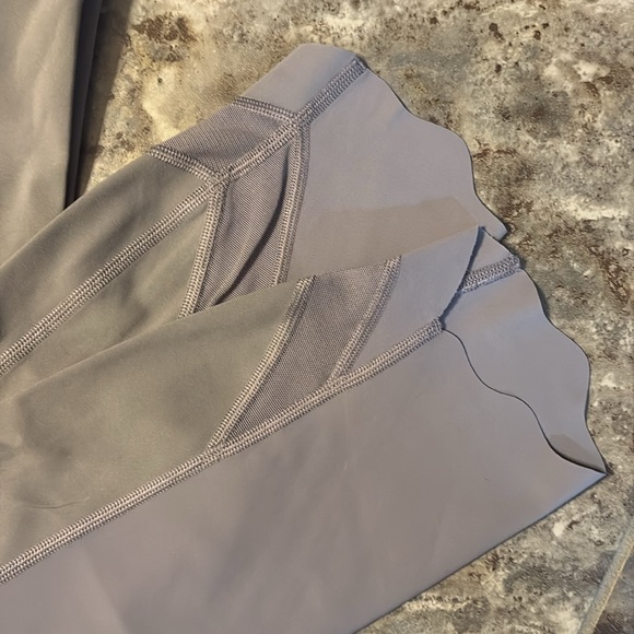 Like new, Lululemon cropped legging, scallop hem
Size 6 - Picture 2 of 4
